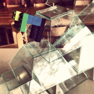 Minecraftfigur som åker skidor